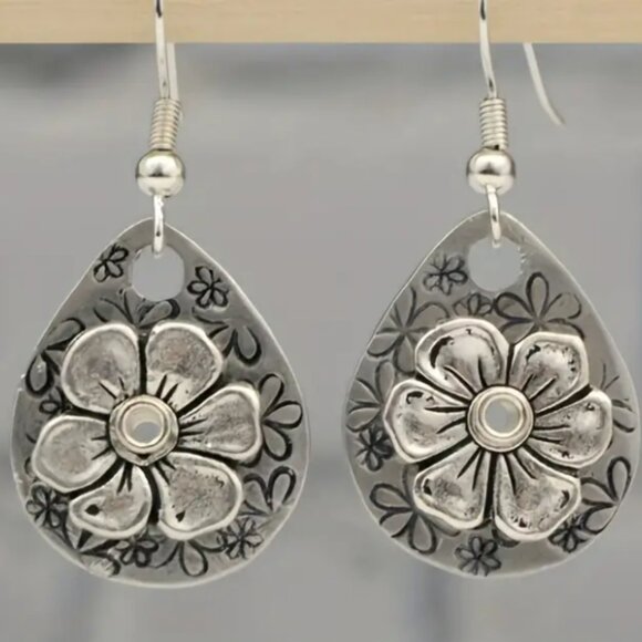 Vintage Boho Earrings Engraved Flower Water Drop Shape Earrings - Picture 1 of 3